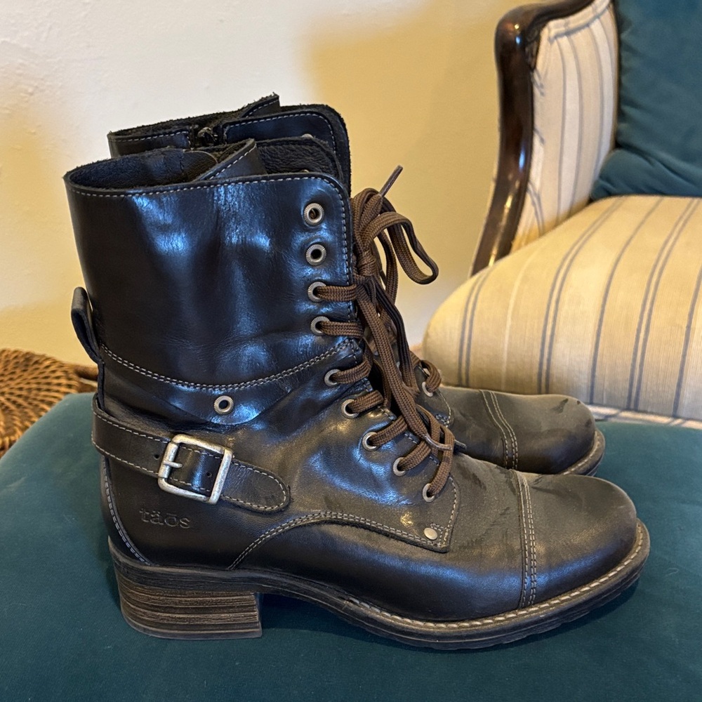 Taos Footwear Black Ankle Boots